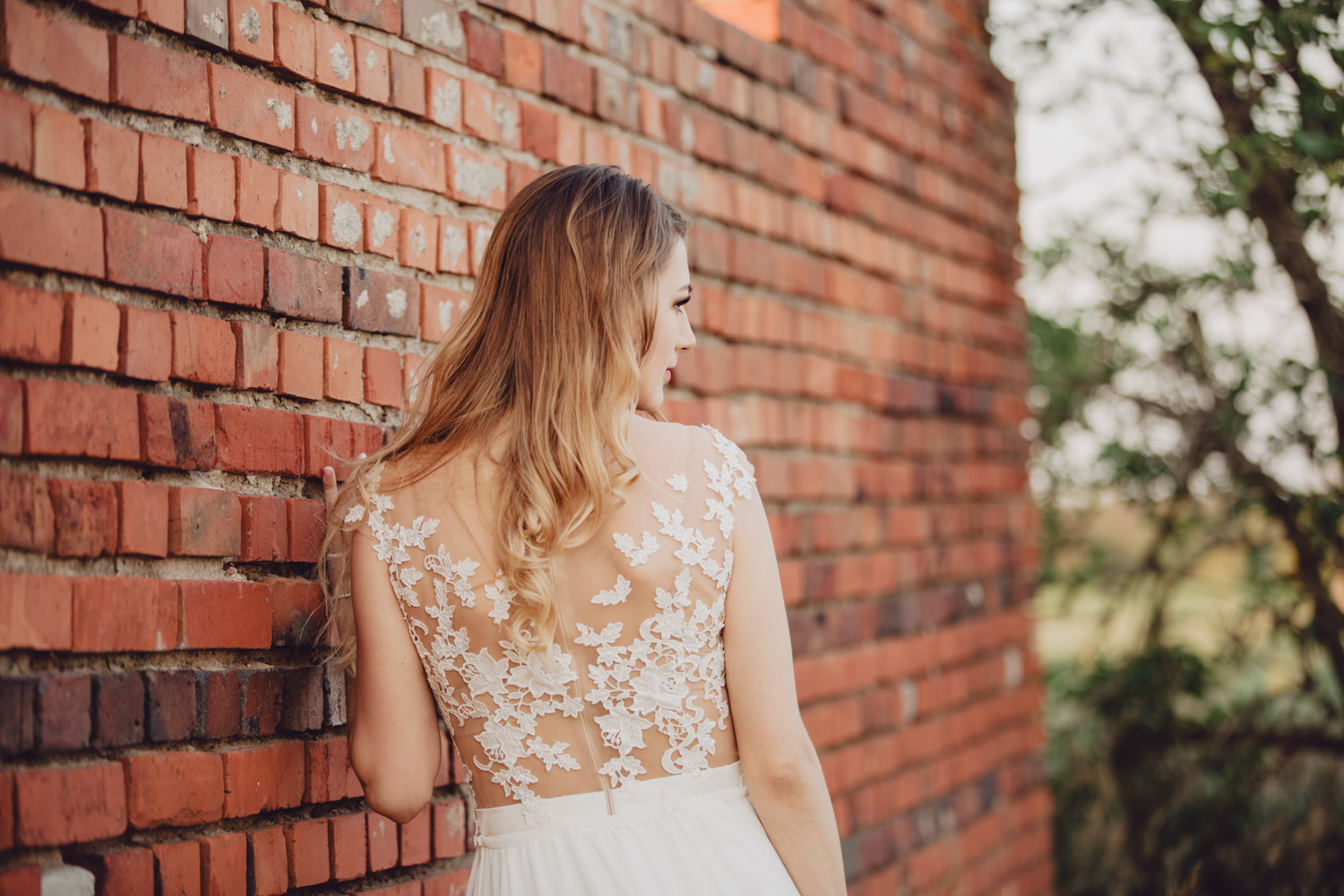 Rustykalna sesja ślubna w starej stodole | Daria i Łukasz