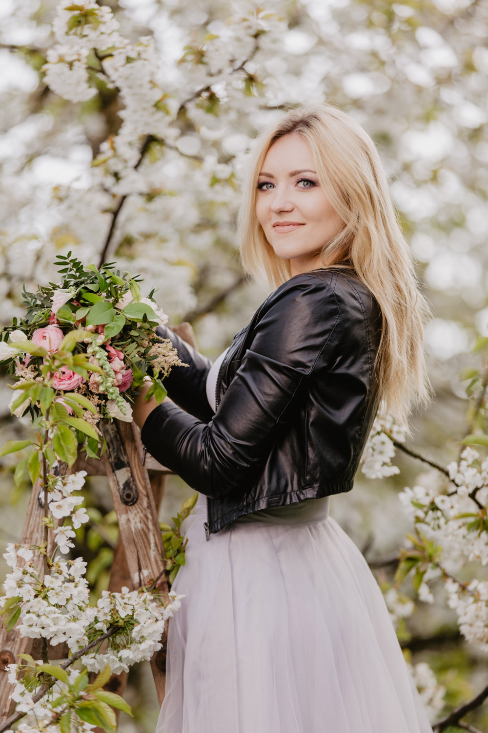 Sesja narzeczeńska w wiśniowym sadzie | Monika i Szymon