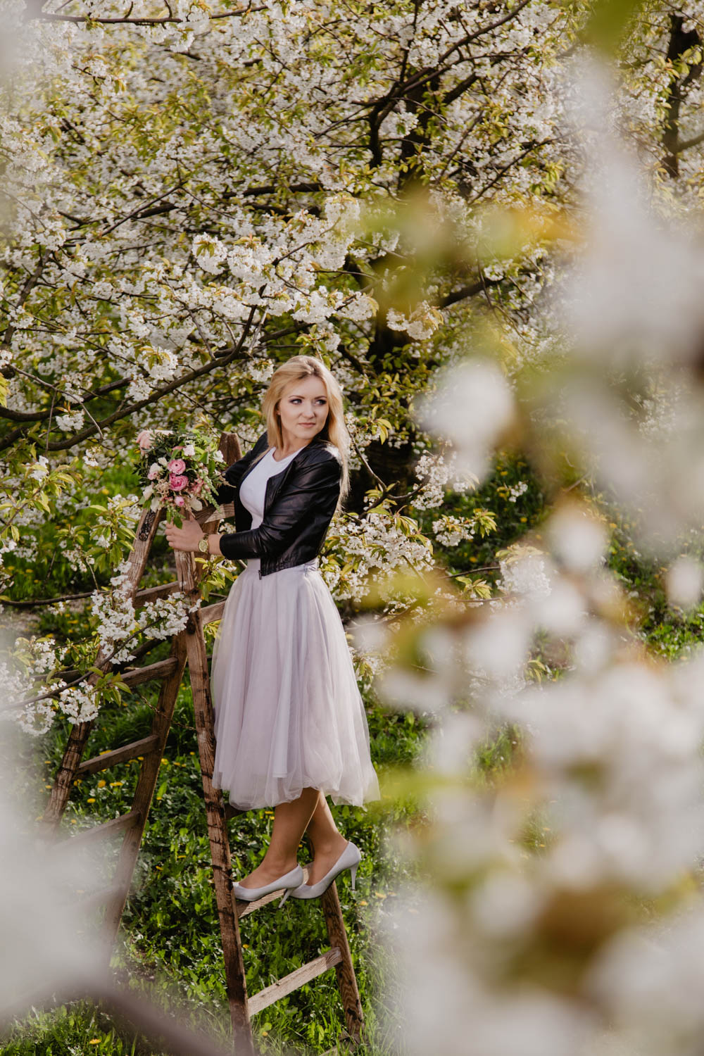 Sesja narzeczeńska w wiśniowym sadzie | Monika i Szymon