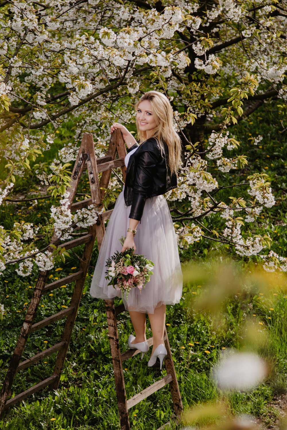 Sesja narzeczeńska w wiśniowym sadzie | Monika i Szymon
