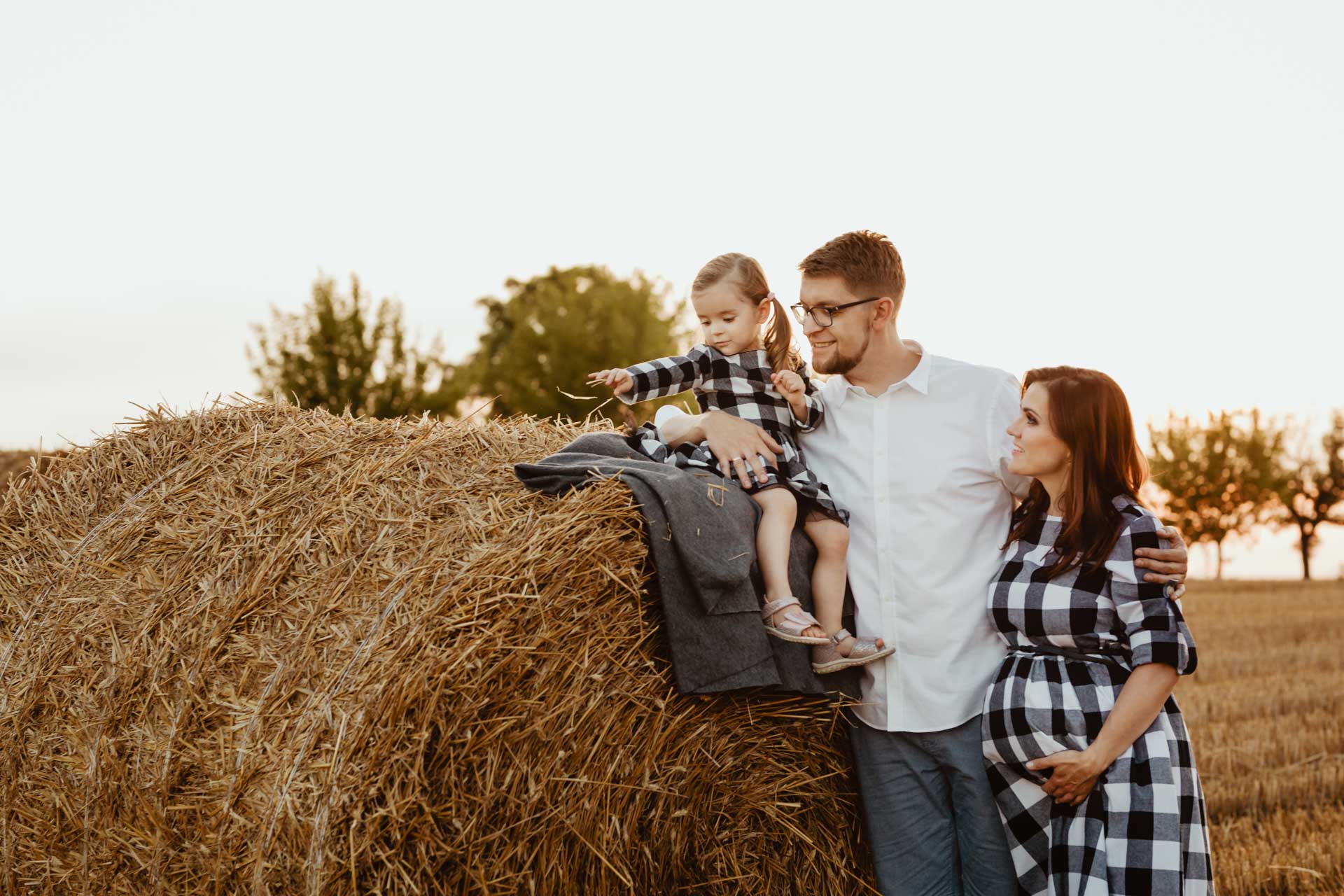 Sesja ciążowa o zachodzie słońca | Agata, Hania i Kuba