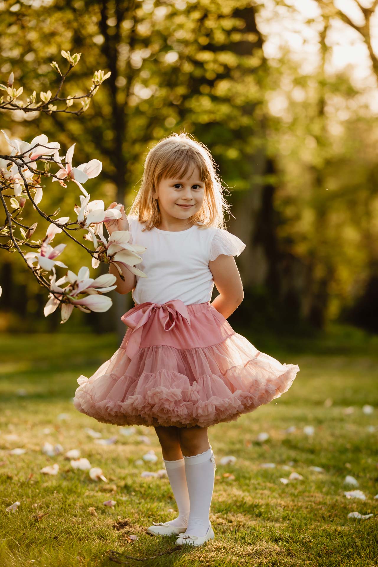 Sesja rodzinna wśród kwitnących magnolii