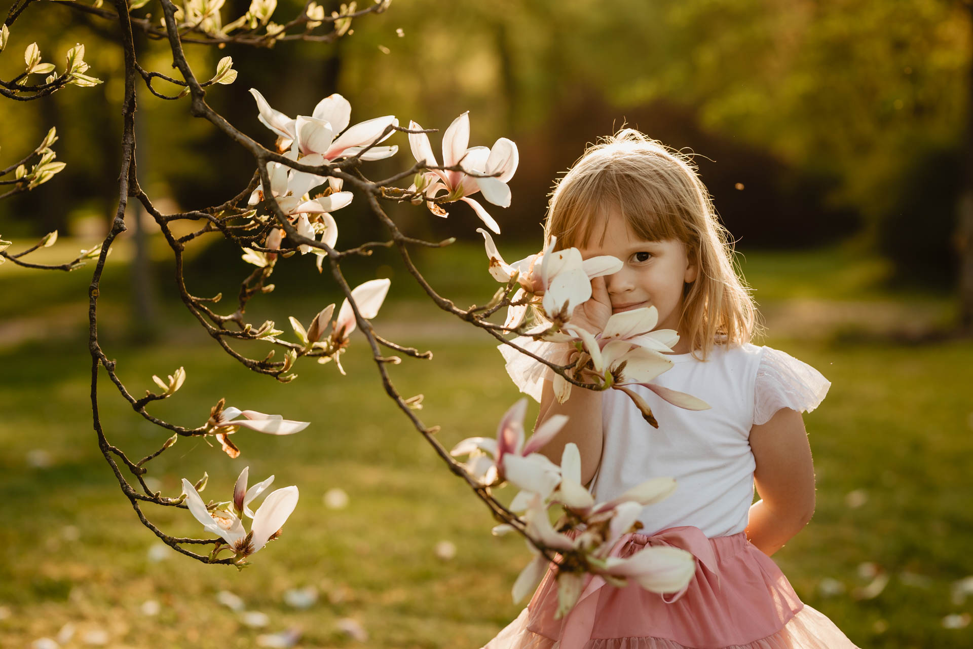 Sesja rodzinna wśród kwitnących magnolii
