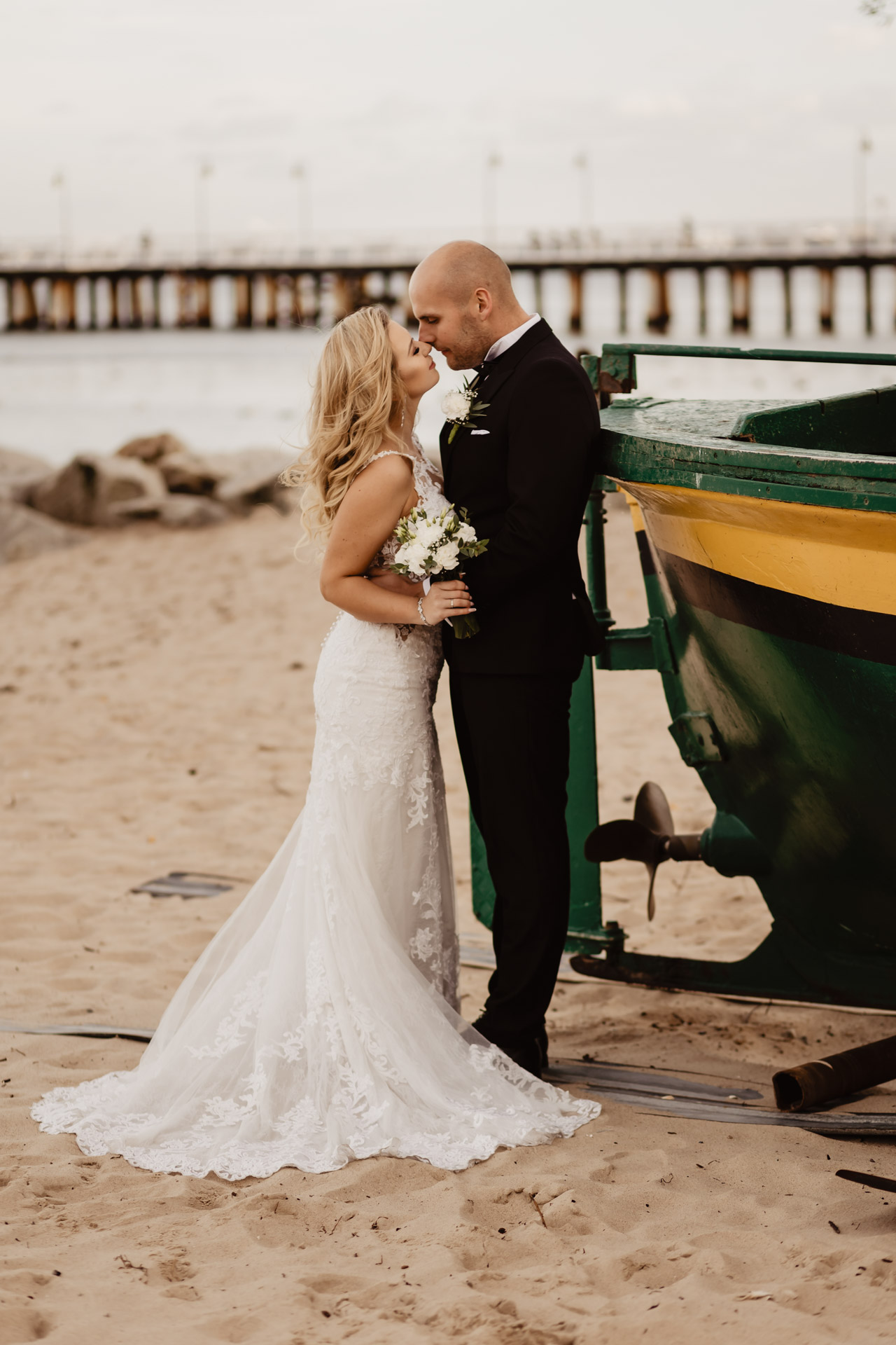 Sesja ślubna nad morzem ze zwierzakami | Klaudia i Piotrek