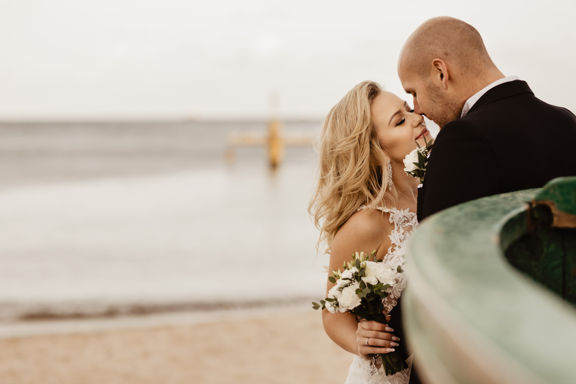 Sesja ślubna nad morzem ze zwierzakami | Klaudia i Piotrek