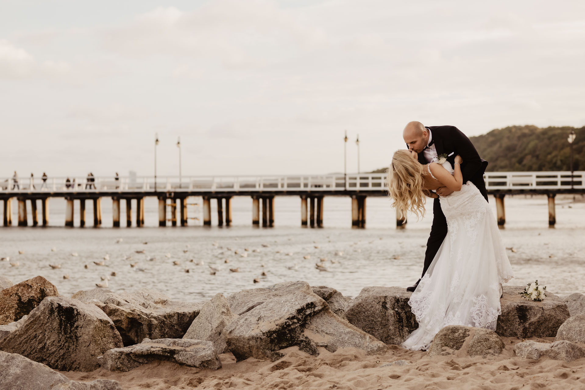 Sesja ślubna nad morzem ze zwierzakami | Klaudia i Piotrek