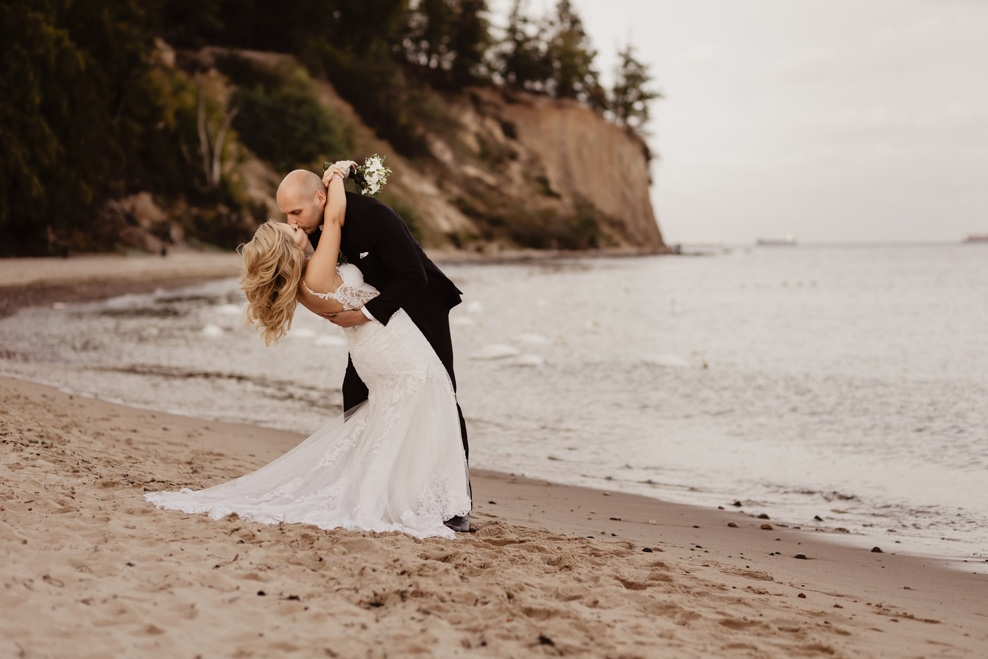 Sesja ślubna nad morzem ze zwierzakami | Klaudia i Piotrek