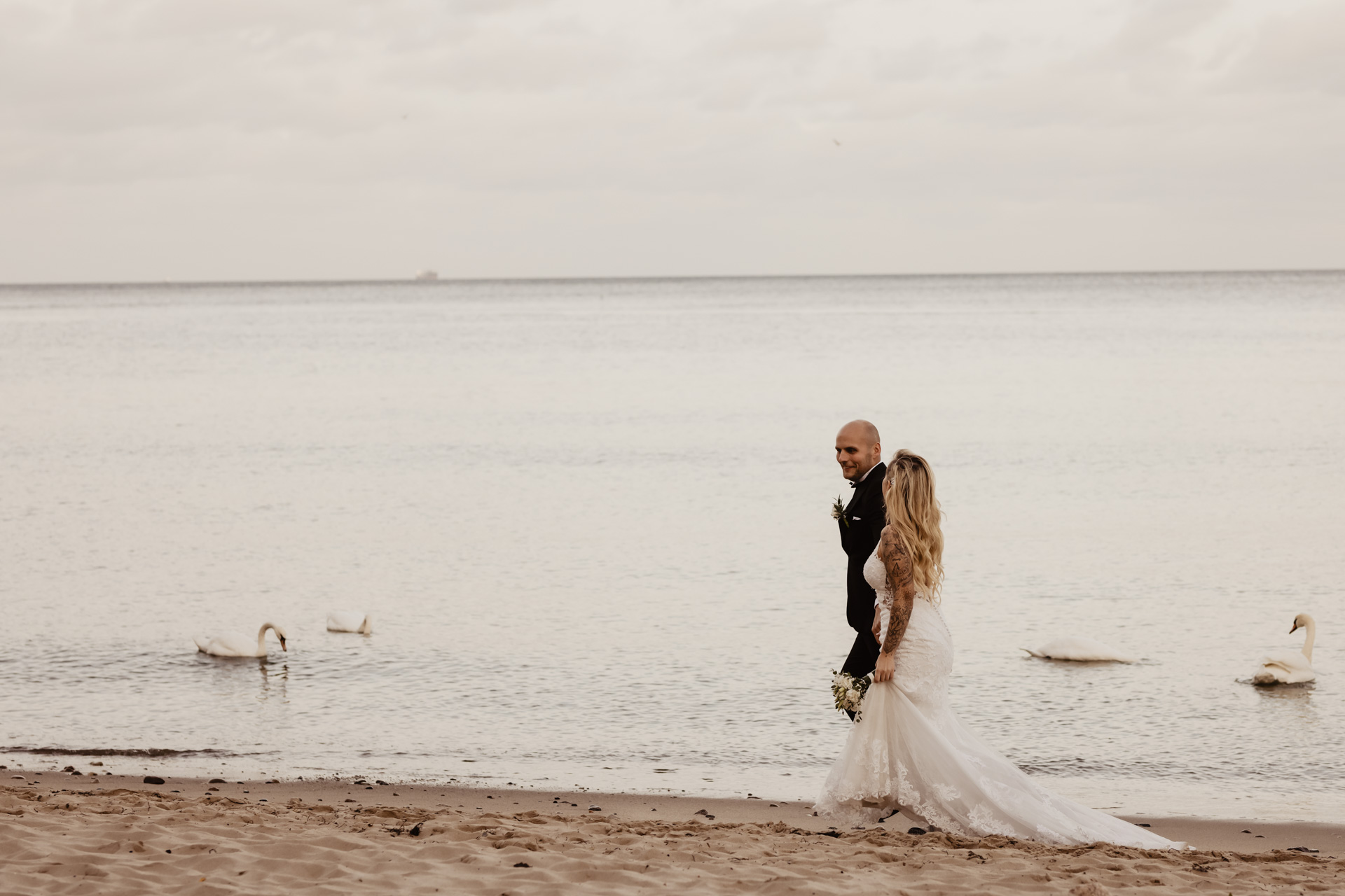 Sesja ślubna nad morzem ze zwierzakami | Klaudia i Piotrek