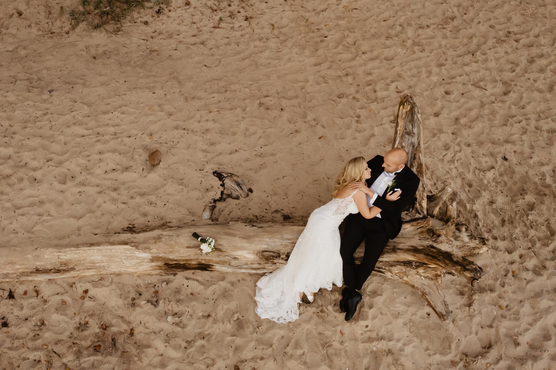 Sesja ślubna nad morzem ze zwierzakami | Klaudia i Piotrek