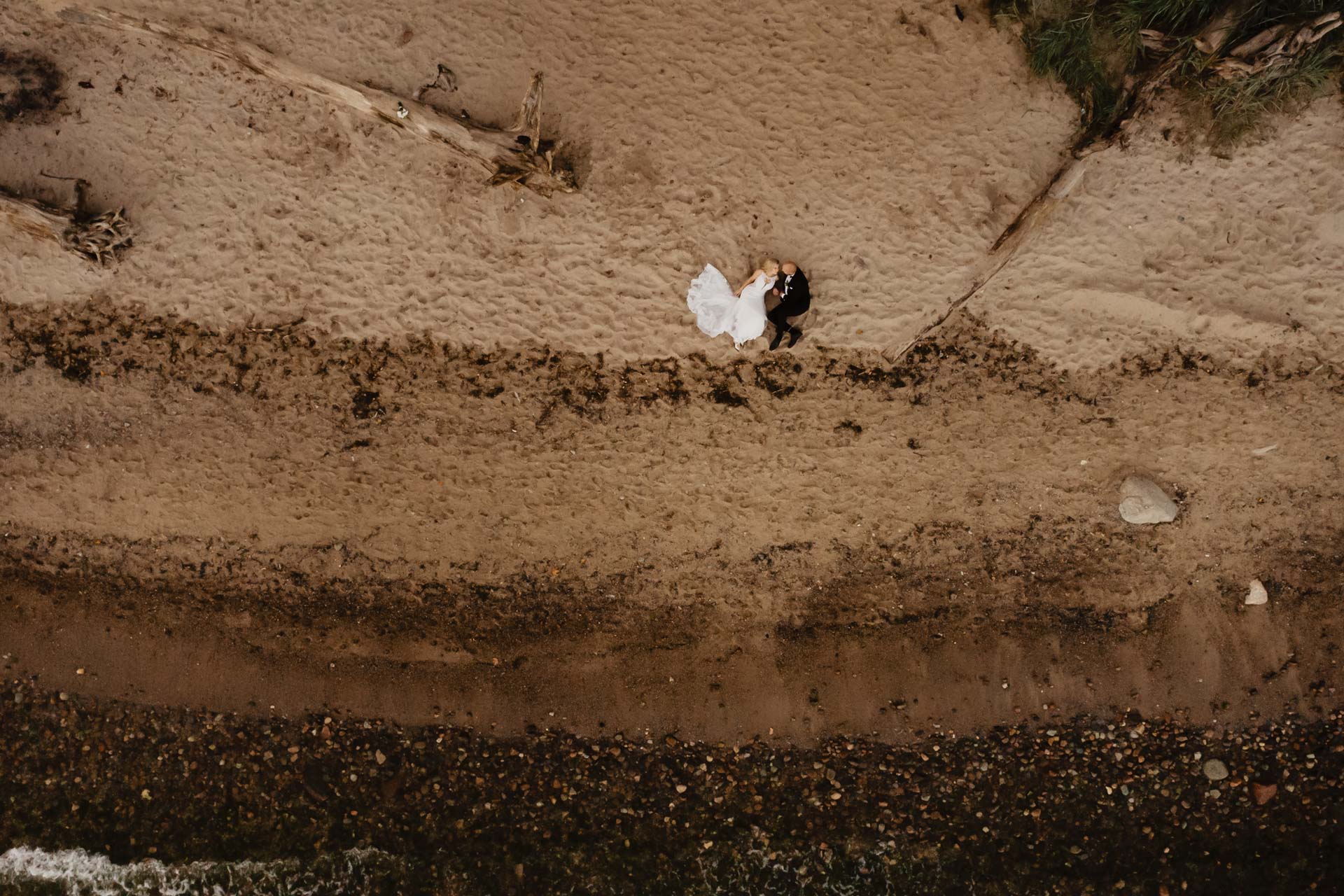 Sesja ślubna nad morzem ze zwierzakami | Klaudia i Piotrek