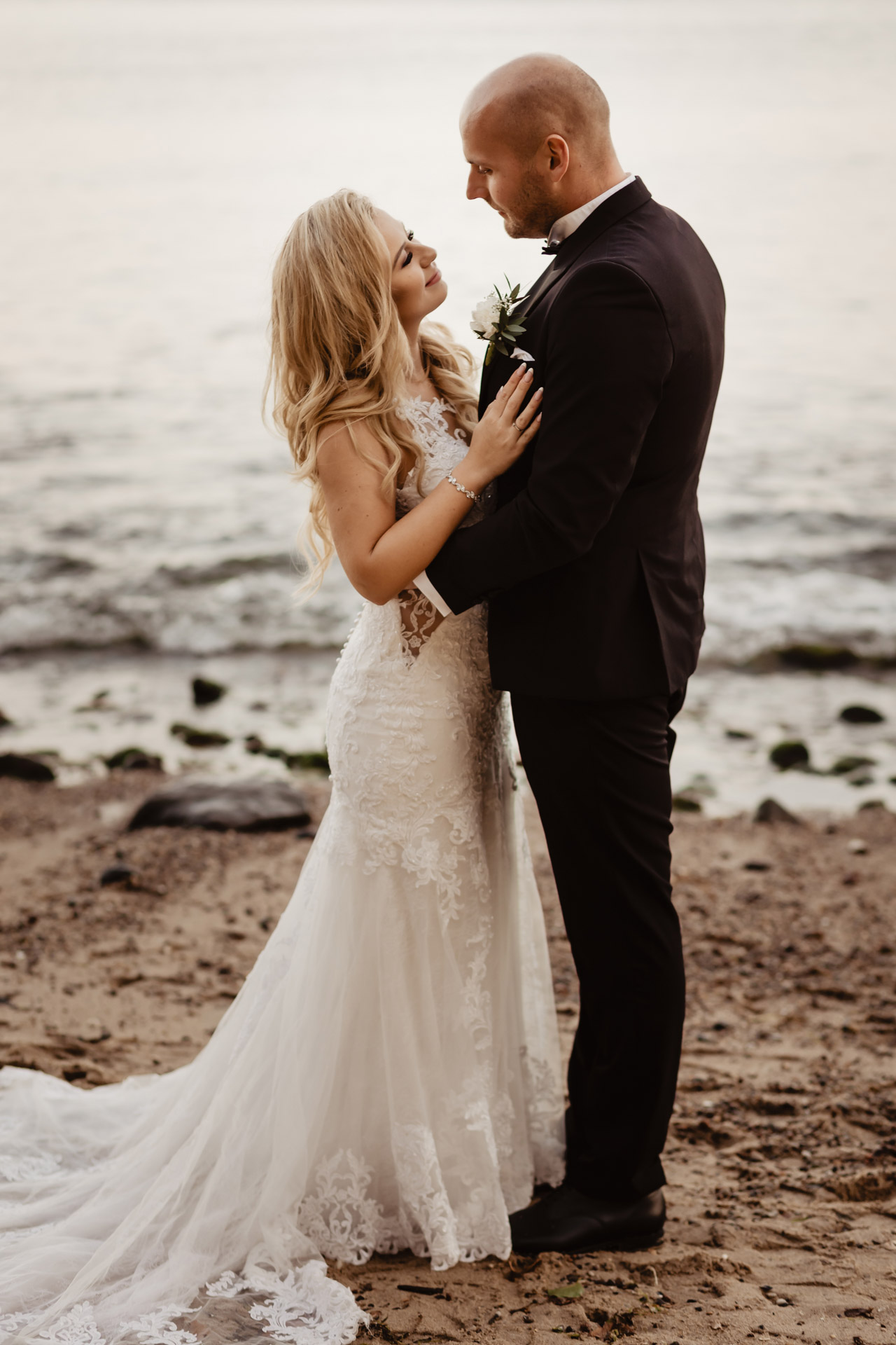 Sesja ślubna nad morzem ze zwierzakami | Klaudia i Piotrek