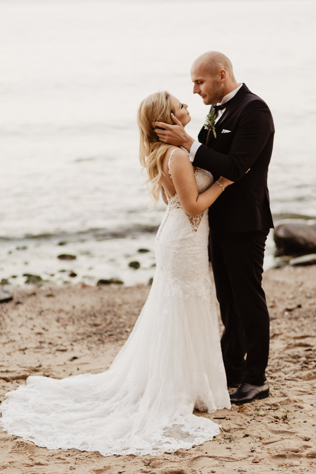 Sesja ślubna nad morzem ze zwierzakami | Klaudia i Piotrek