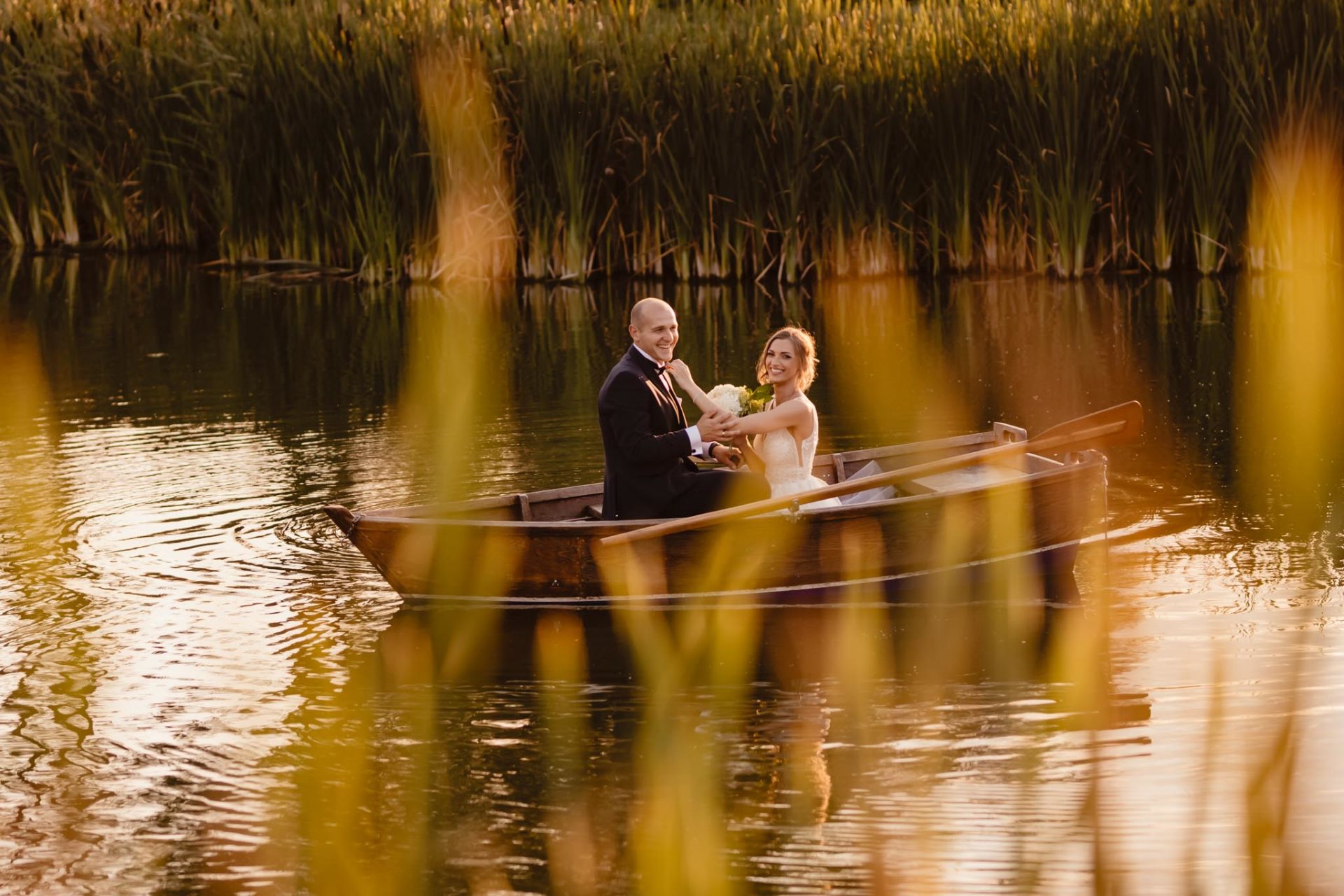 Sesja ślubna na łódce w Sucharach | Magda i Maciej