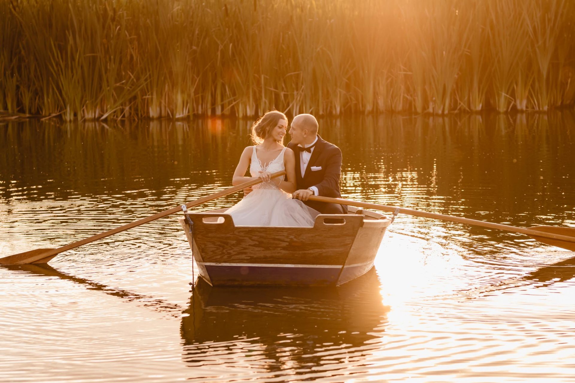 Sesja ślubna na łódce w Sucharach | Magda i Maciej